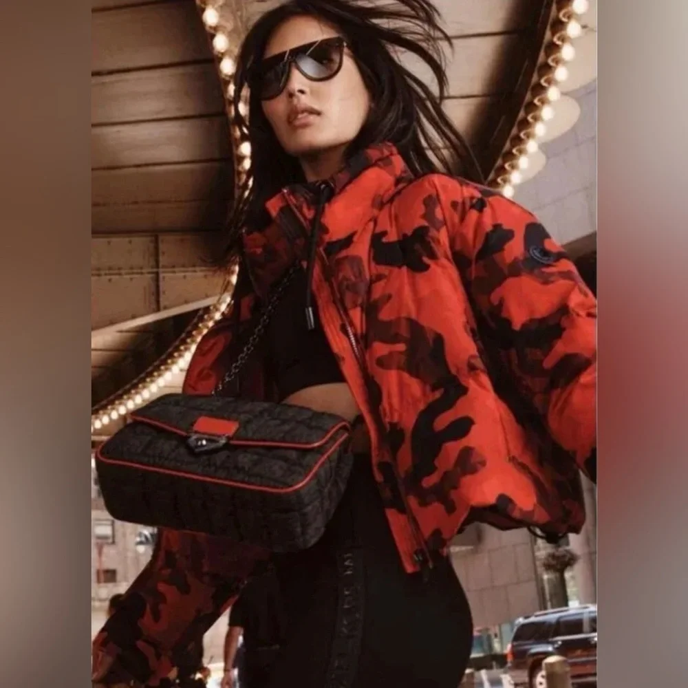 •MICHAEL KORS•NWOT BROWN & TAN LARGE QUILTED SIGNATURE-LOGO SHOULDER BAG $398.00 - Picture 3 of 14